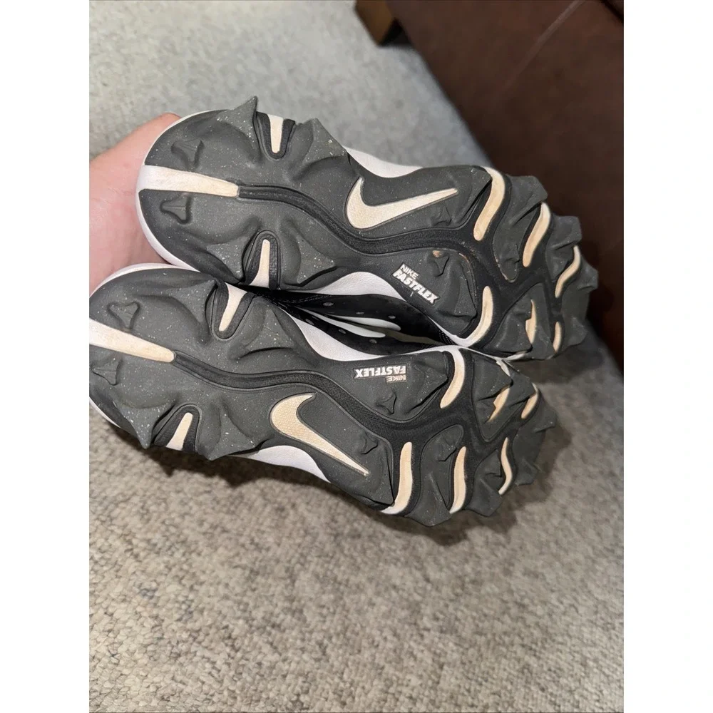 Nike diamond Baseball Shores Size 4Y